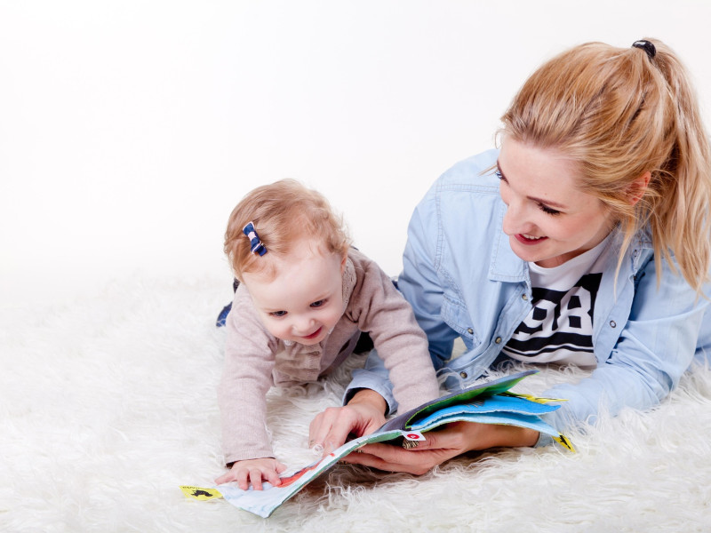 Una madre y una niña disfrutan de la lectura