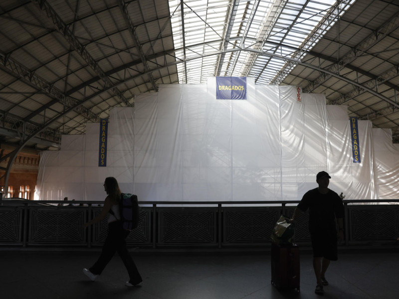 Dos viajeros este viernes en la estación de Atocha