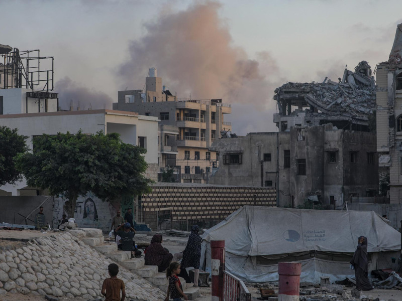 El humo se eleva tras un ataque aéreo israelí durante una operación militar israelí en el barrio de Tal Al Hawa en la ciudad de Gaza.