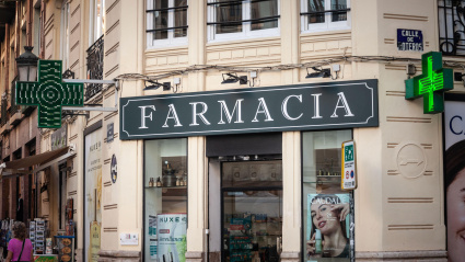 Se ve la entrada de una farmacia española en Valencia.