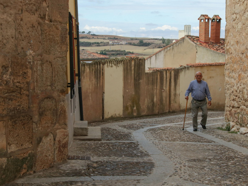 Un jubilado caminando por la Iglesia Colegial de San Pedro, Lerma