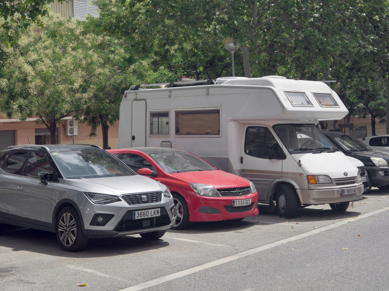Diferentes modos de transporte estacionados uno al lado del otro