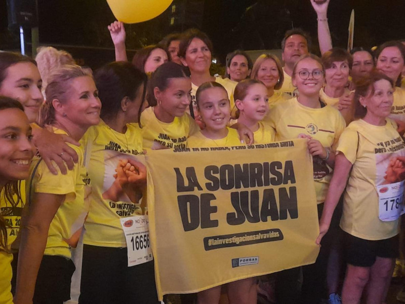 Teresa con sus dos hijas en la carrera nocturna