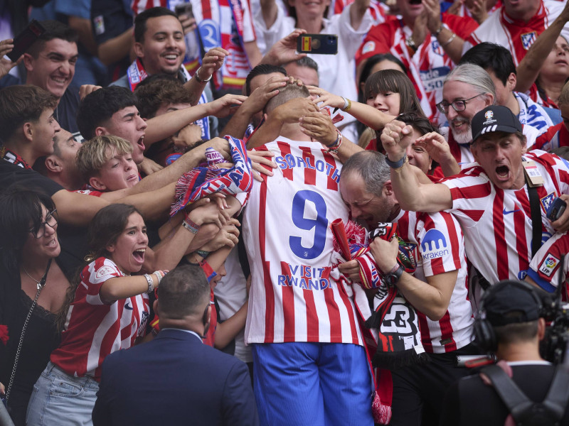Alexander Sorloth celebra el gol con el público durante el Atlético-Real Madrid