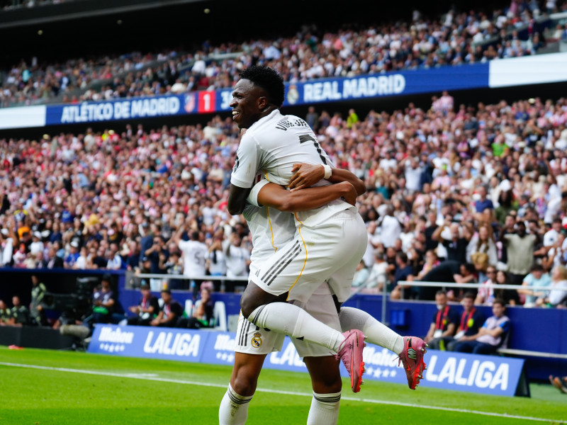 Vinicius y Arda Güler se abrazan después del gol del turco que era el 1-2.