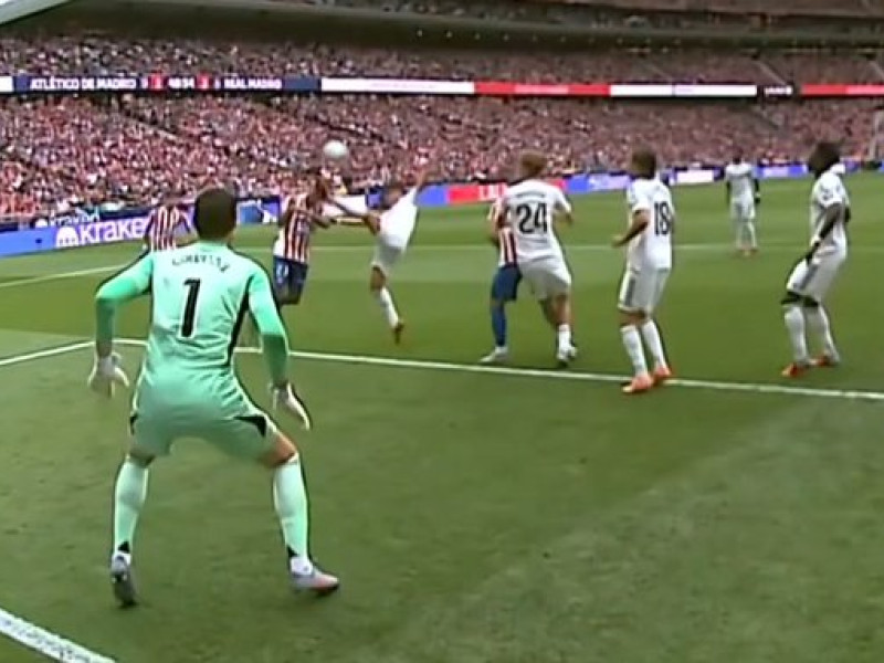 Jugada del penalti de Güler sobre Nico en el Atlético-Real Madrid