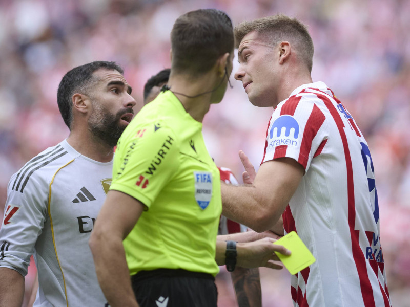 Alberola Rojas, hablando con Carvajal y Sorloth durante el Atlético-Real Madrid