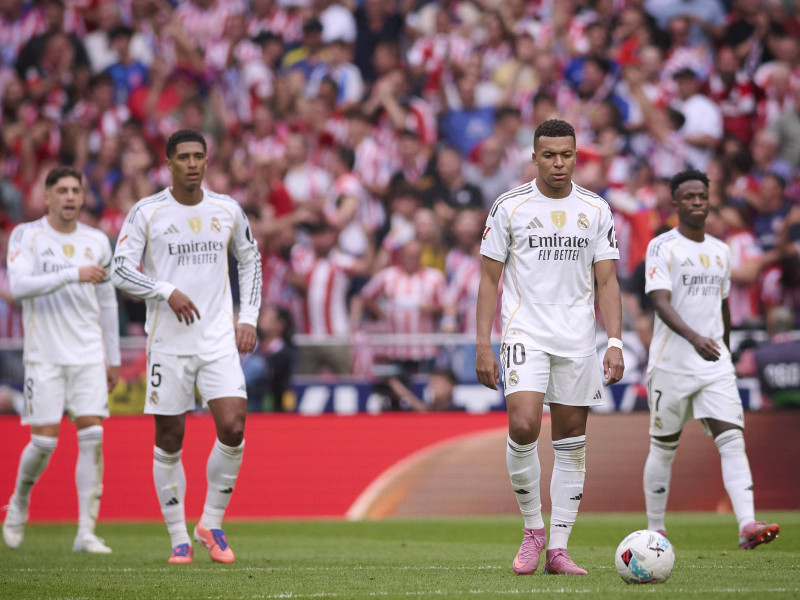 Los jugadores del Real Madrid, cabizbajos tras perder contra el Atlético