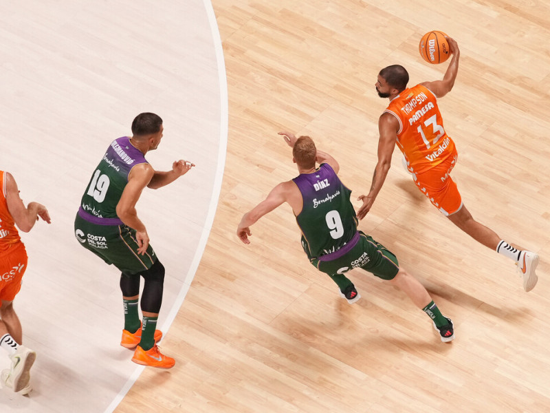 Darius Thompson y Matt Costello en un bloqueo y continuación ante Unicaja