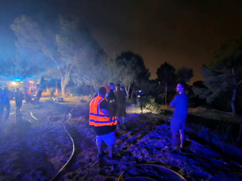 Bomberos forestales trabajan en las labores de extinción en una zona de difícil acceso del paraje afectado
