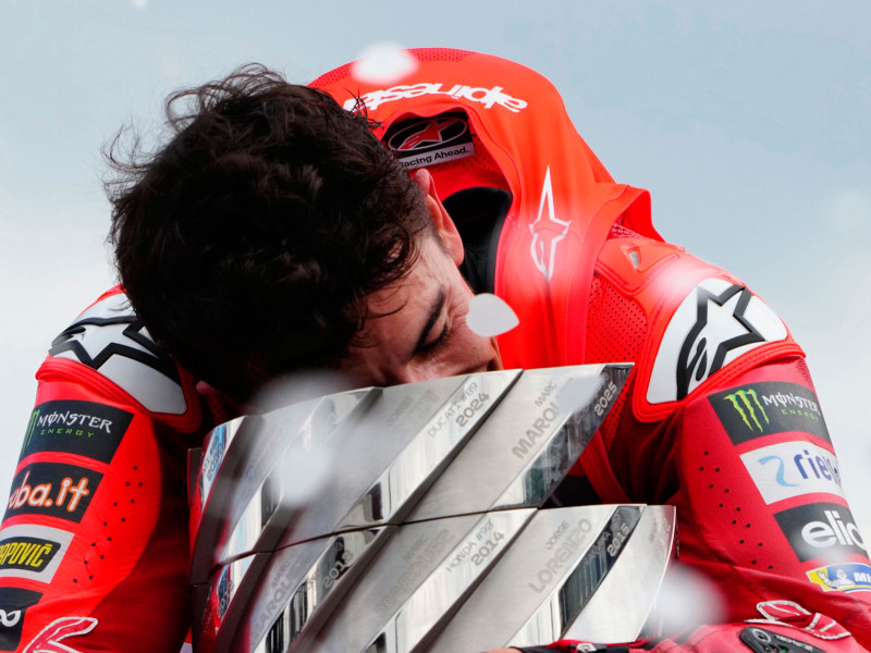 Marc Márquez se abraza al título de campeón del mundo de MotoGP, que ha conquistado seis años después.