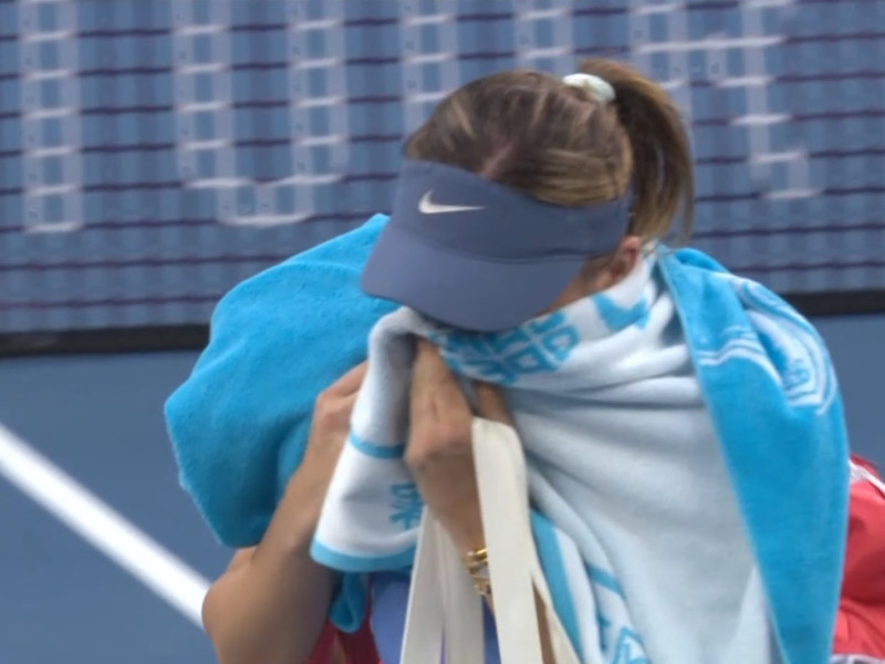 Paula Badosa se retira entre lágrimas de la pista después de su enésima lesión.