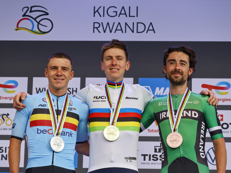 Podio del Mundial de ciclismo, con Pogacar, Evenepoel y Healy