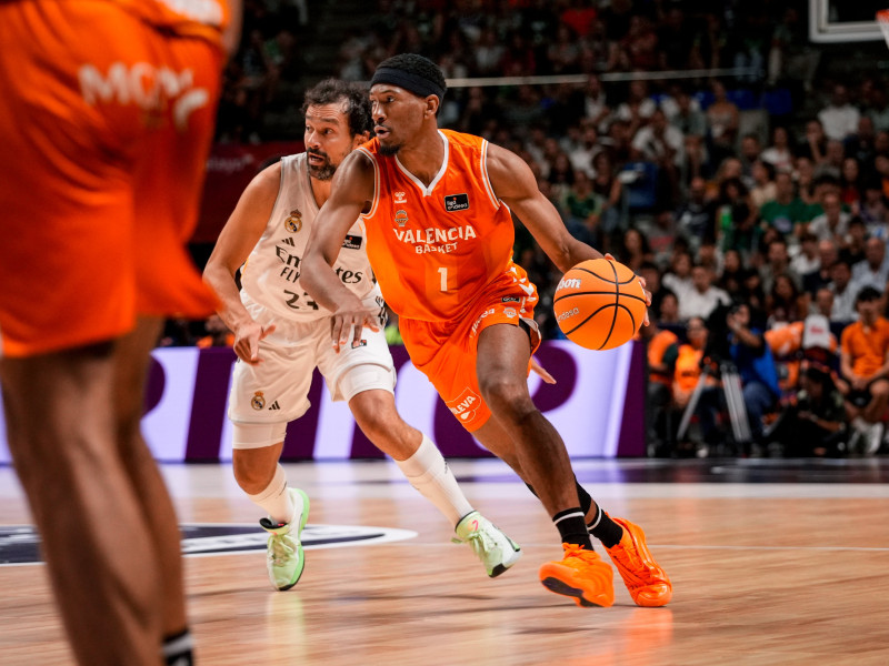 Moore ante Llull en la final de la Supercopa