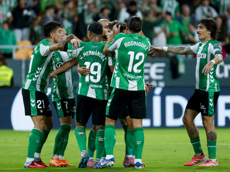 El Betis celebra el gol de Abde a Osasuna