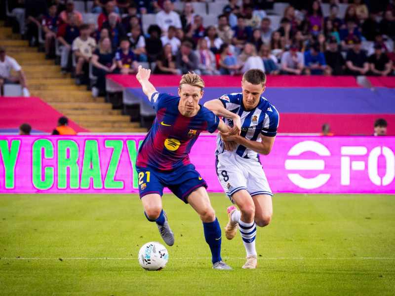 De Jong conduce el balón ante la presión de Turrientes