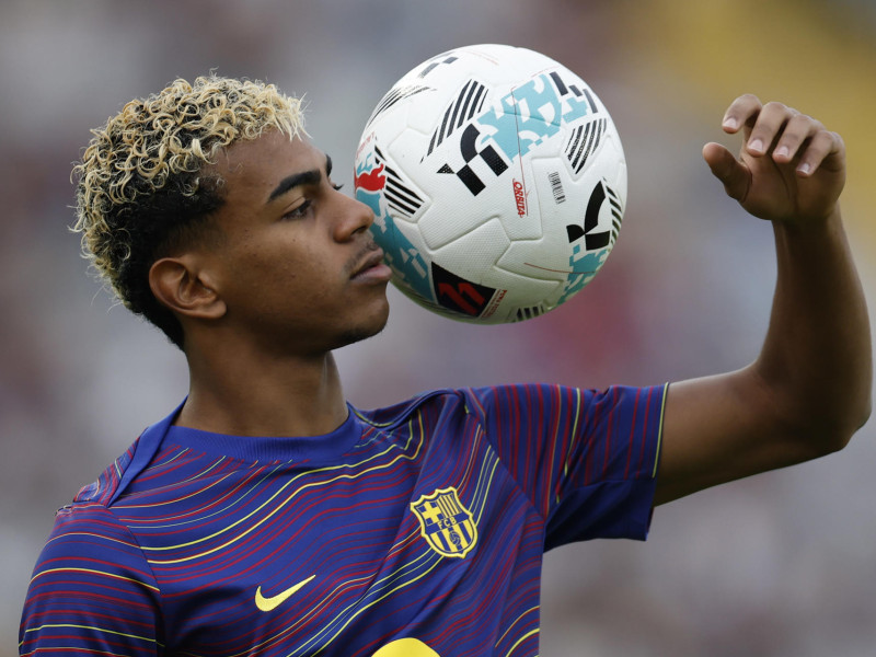 Lamine Yamal calentando en el Barcelona - Real Sociedad