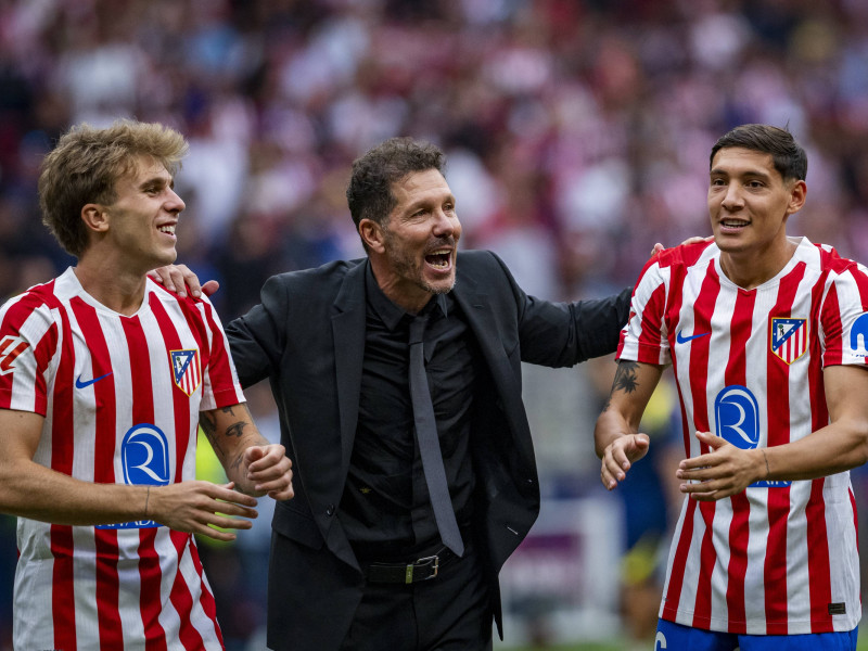 Simeone celebra con Pablo Barios y Nahuel Molina la victoria contra el Real Madrid