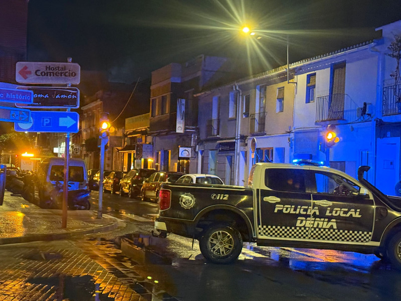 Agentes de la Policía Local de Dénia cortan el tráfico para garantizar la seguridad mientras se reparan los daños