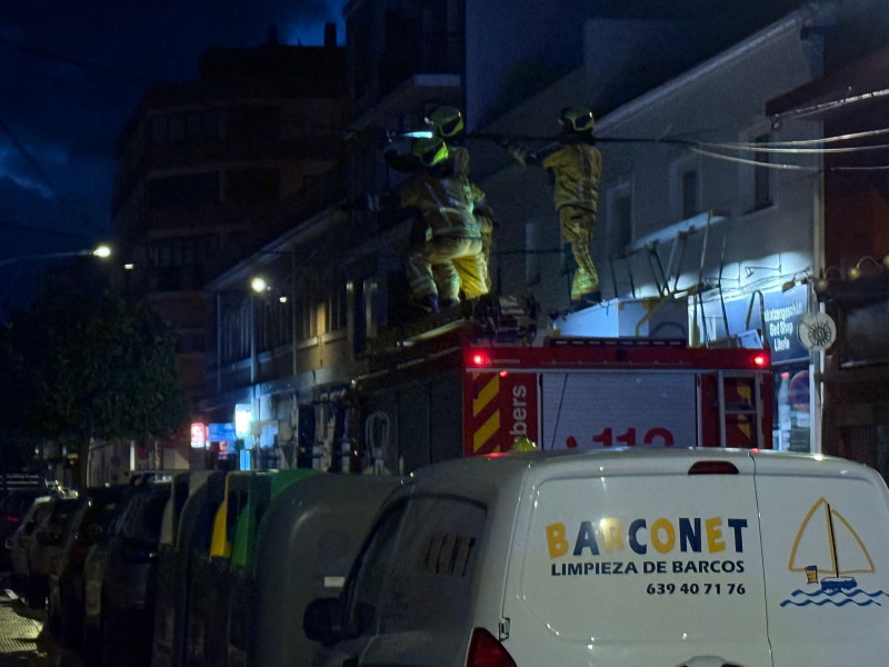 Los bomberos aseguran la zona tras el incidente provocado por un camión de gran tamaño
