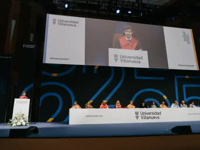 Jorge pronuncia el discurso de graduación