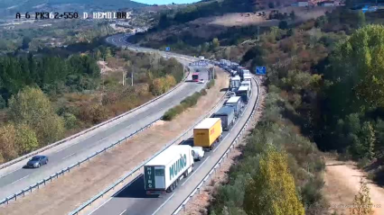 Atrapado un camionero tras volcar su vehículo en la A-6 a la altura de Folgoso de la Ribera (León)