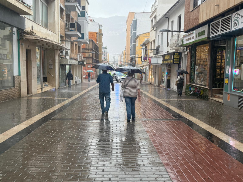 Ciudadanos caminan por las calles de Dénia bajo la lluvia en una jornada marcada por la alerta meteorológica