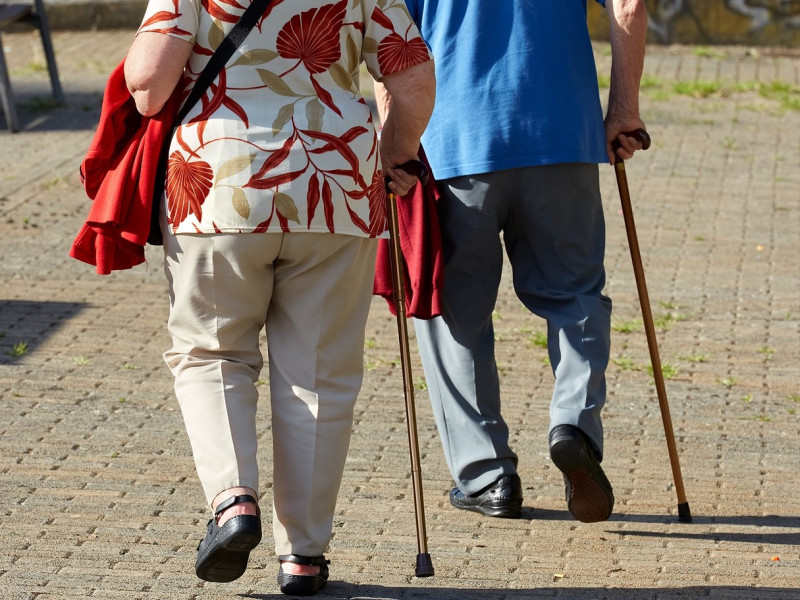Dos personas mayores caminando por la ciudad