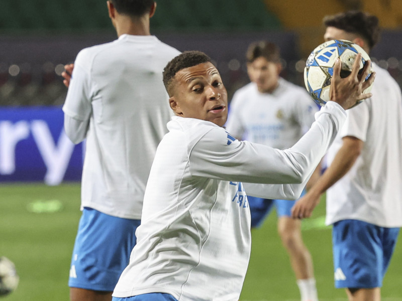 Mbappé durante el entrenamiento del Real Madrid en Almaty
