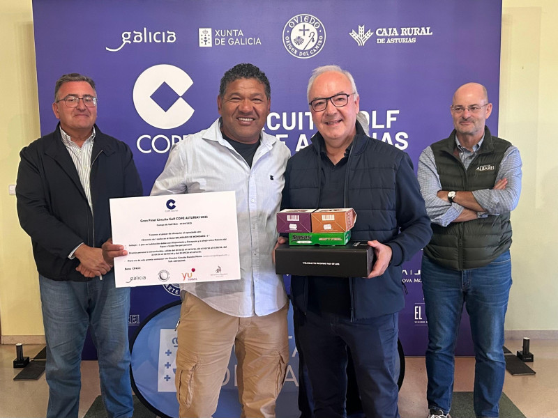 Donato recoge su premio de la mano de Daniel Otero, director de COPE Asturias y Galicia