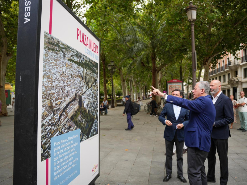 El alcalde de Sevilla, José Luis Sanz, inaugura la exposición 'Plaza Nueva, el centro de todo'