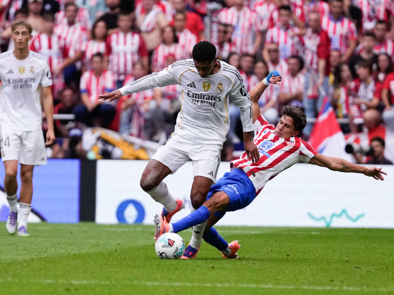 Bellingham (Real Madrid) pelea con Giuliano (Atlético de Madrid)
