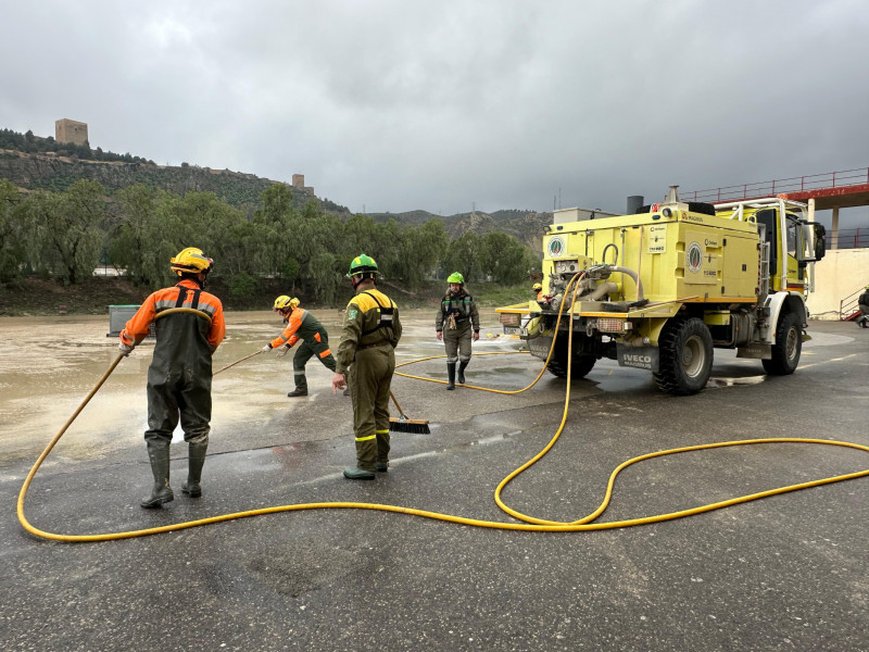 Operarios trabajan en la limpieza de Lorca tras la dana de marzo
