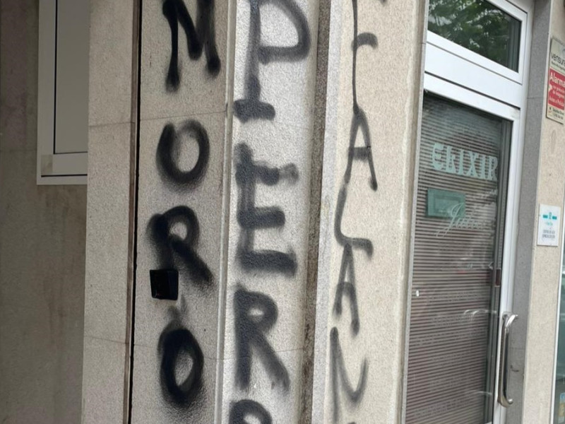 Las pintadas ocupan parte de la fachada del edificio donde se encuentra la sede socialista