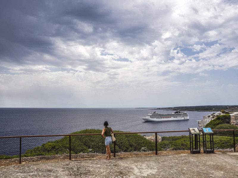 Turistas observan este miércoles la llegada de nubes de lluvia desde la Fortaleza de Isabel II en La Mola, Menorca