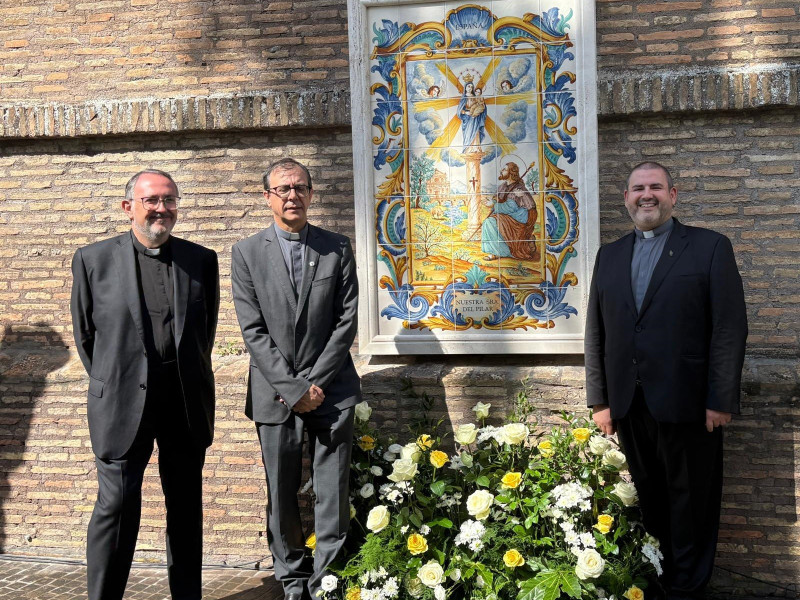 Sergio Pérez Baena junto al mural de cerámica y otros asistentes al acto.