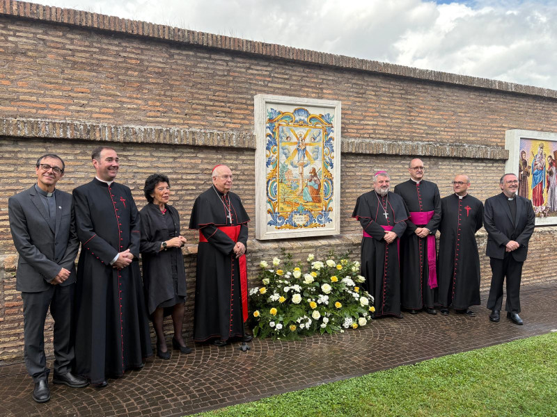 Foto de familia en los Jardines Vaticanos junto al mural de la Virgen del Pilar.