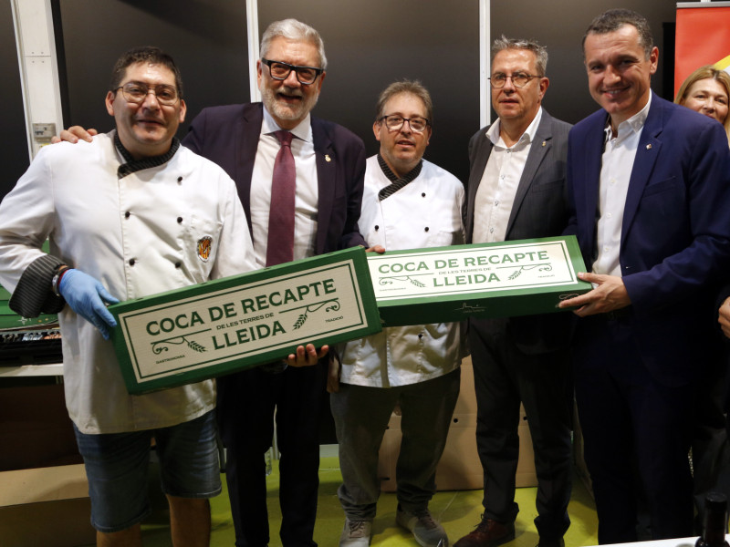 Visita del conseller d'Agricultura, Òscar Ordeig, el president de la Diputació, Joan Talarn i l'alcalde de Lleida, Fèlix Larrosa, a l'estand del Gremi de Forners de Lleida a la fira MOS