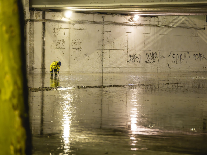 Un operario trabaja en un túnel lleno de agua en la Avenida Ranillas de Zaragoza.
