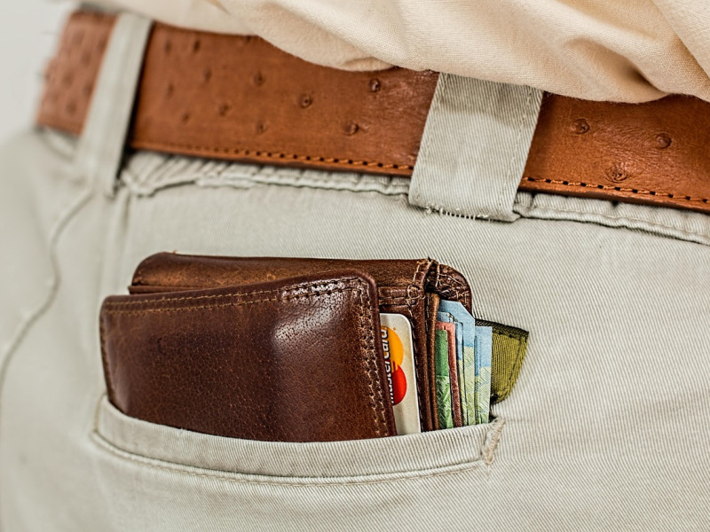 Un juzgado de Barcelona perdona cerca de 23.000 euros a un hombre endeudado por su adicción a las compras