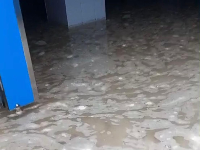 Mezcla de agua orines y heces