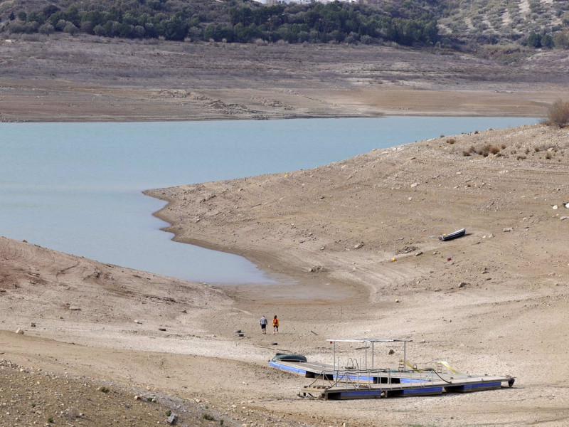 Foto de archivo del embalse de La Viñuela, al 15% de su capacidad total a causa de la sequía, en febrero de 2022