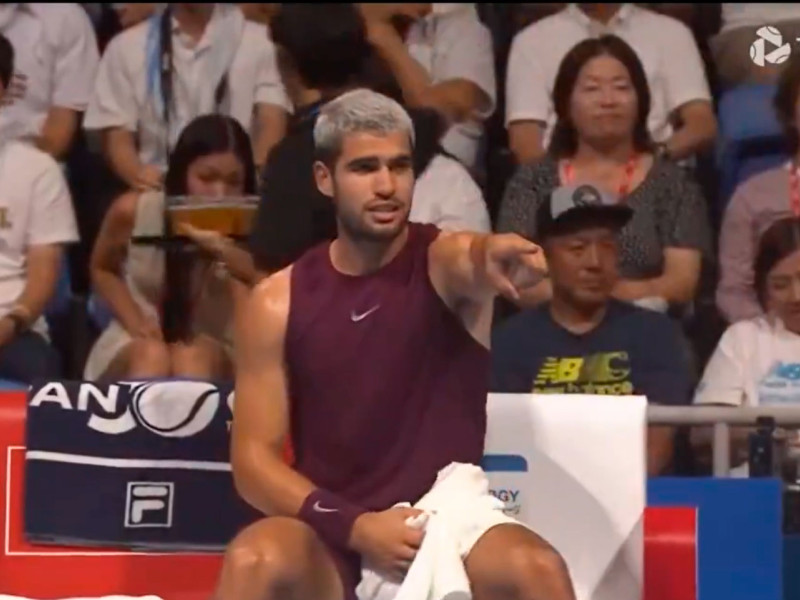 Carlos Alcaraz hablando con el Juez de silla de la final de Tokio