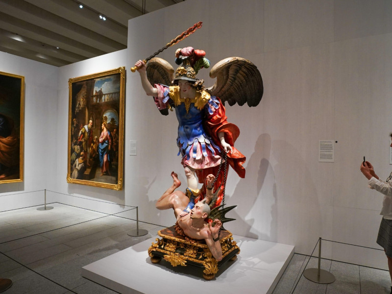 'El arcángel San Miguel venciendo al demonio', obra de Luisa Roldán en la Galería de las Colecciones Reales