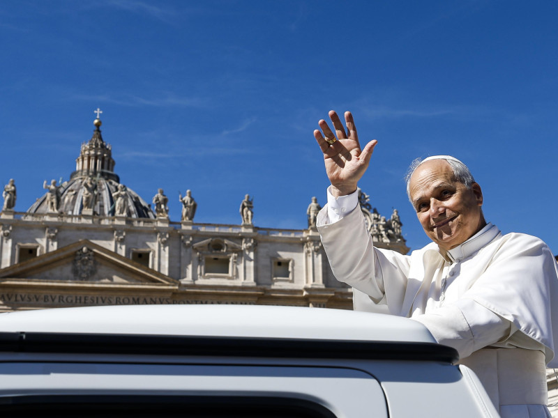 VATICAN CITY (Vatican City State (Holy See)), 28/09/2025.- Pope Leo XIV waves to the crowd as he celebrates the Holy Mass for the Jubilee of Catechists at St Peters' Square in Vatican City, 28 September 2025. (Papa) EFE/EPA/ANGELO CARCONI