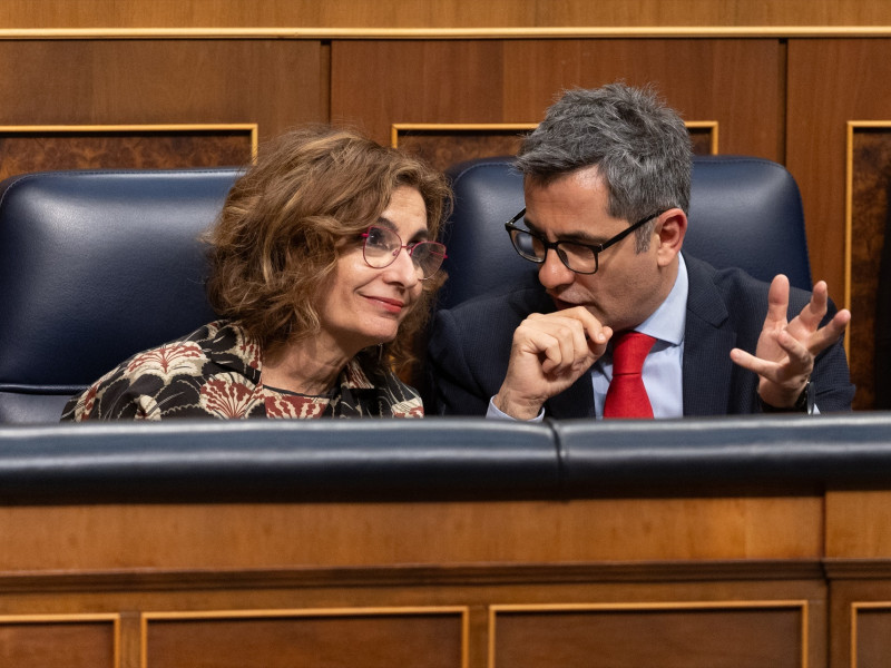 María Jesús Montero (i) hablando con Félix Bolaños (d) durante una sesión plenaria en el Congreso de los Diputados
