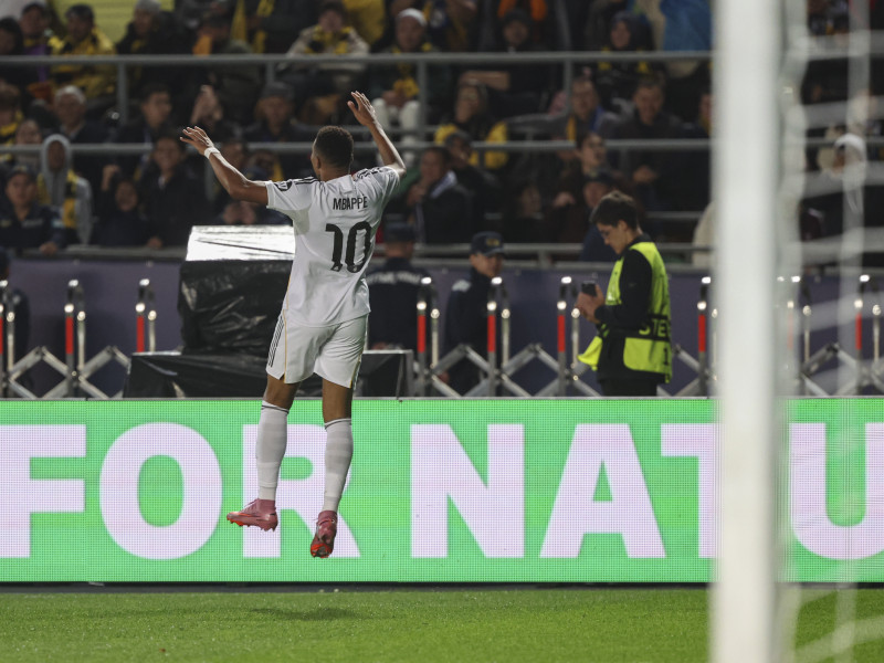 Mbappé celebra su 'hat-trick', en el Kairat Almaty - Real Madrid