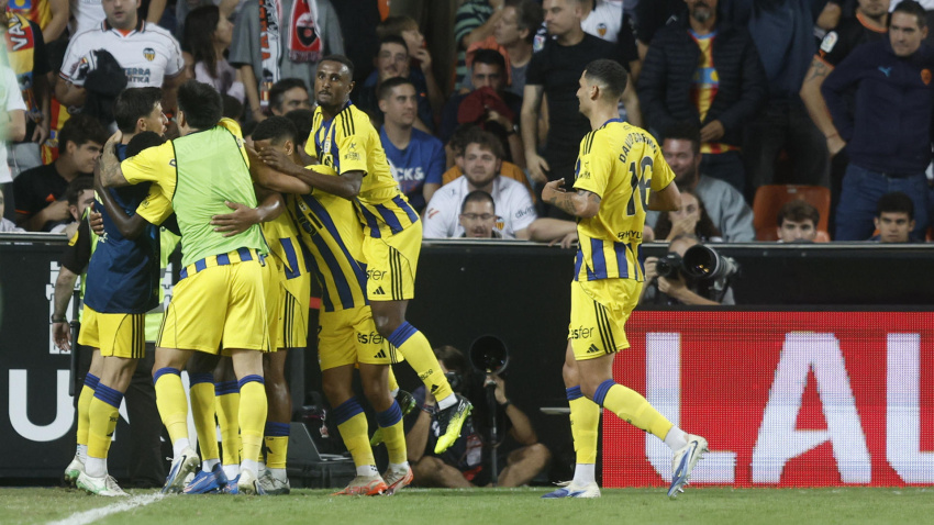 El Oviedo celebra el gol al Valencia