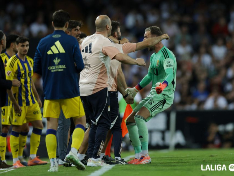 Aarón Escandell celebra la victoria del Oviedo en Mestalla