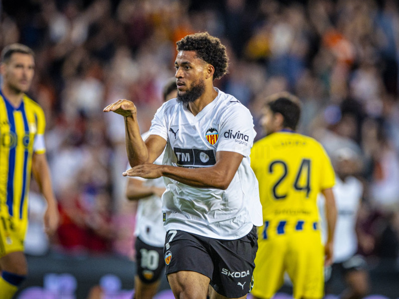 Danjuma abrió el marcador con un golazo